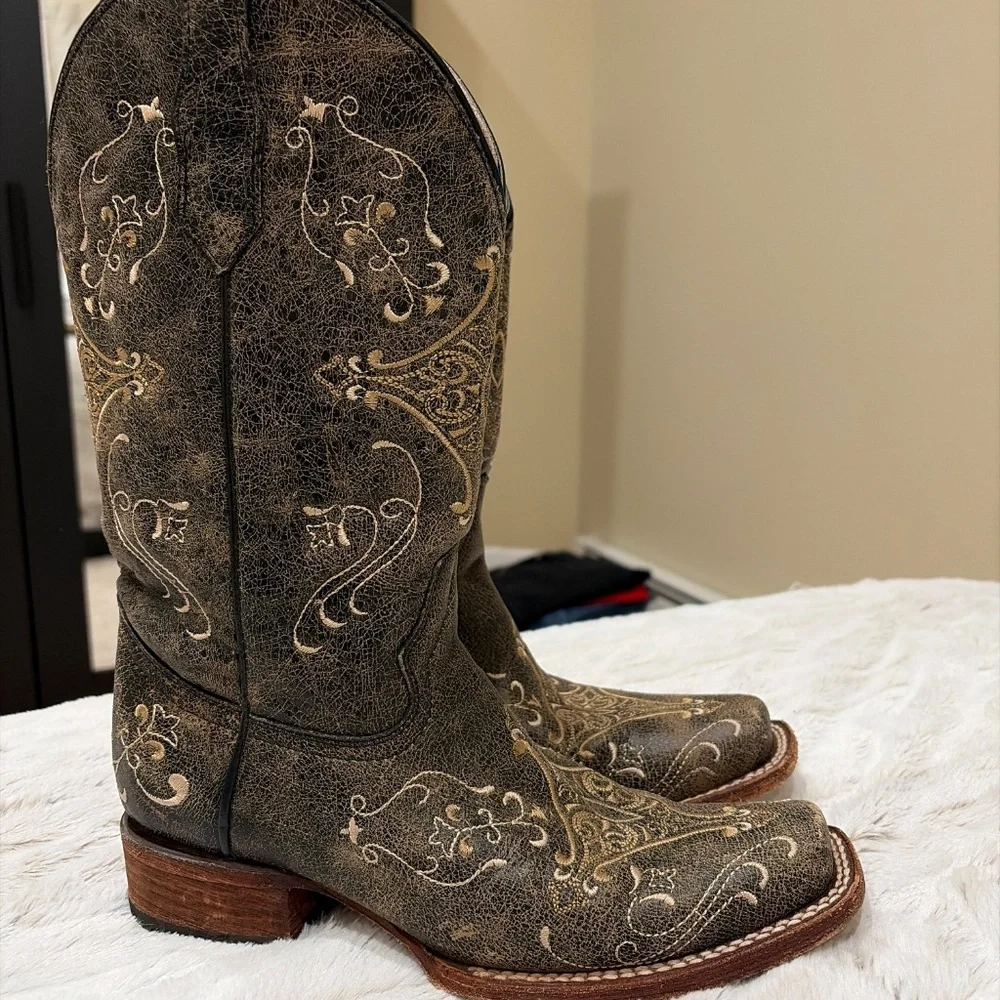 Circle G Brown Distressed Leather Embroidered Western Cowboy Boot